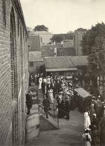 98269 Afbeelding van de aankomst van Koningin-moeder Emma bij het Gebouw Leeuwenbergh (Servaasbolwerk) te Utrecht voor ...